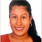 Profesora de ciencia política imparte clase a niños de todas las edades